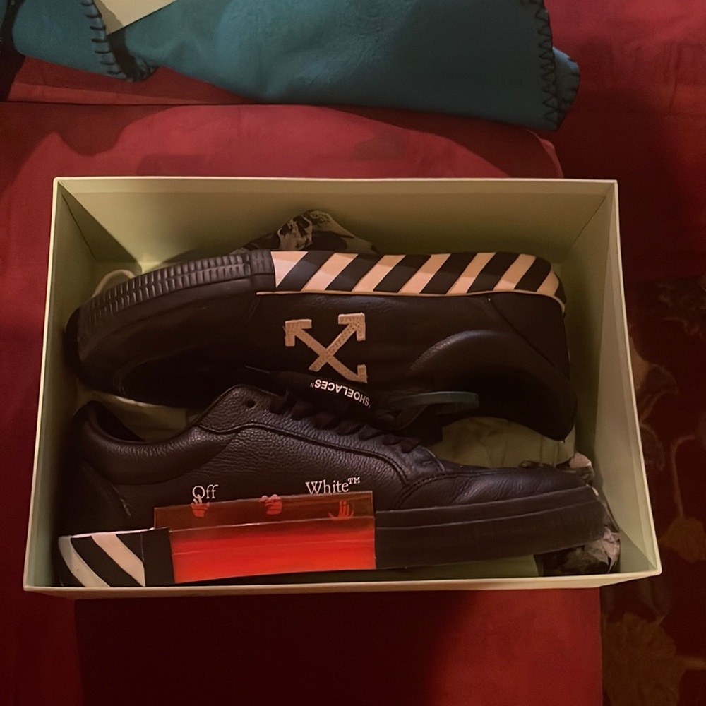 Off white shoes only worn 1 time for graduation